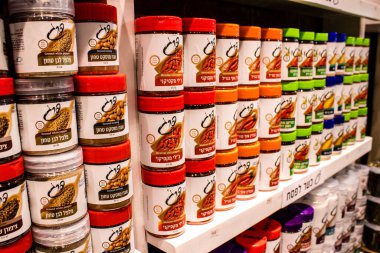 Tel Aviv, İsrail - 18 Nisan 2022 Taze sebze, meyve, zeytin, baharat, erzak, yiyecek ve içecekler Tel Aviv 'deki en ünlü pazarlardan Shuk HaCarmel' de satılıyor.