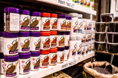 Tel Aviv, İsrail - 18 Nisan 2022 Taze sebze, meyve, zeytin, baharat, erzak, yiyecek ve içecekler Tel Aviv 'deki en ünlü pazarlardan Shuk HaCarmel' de satılıyor.