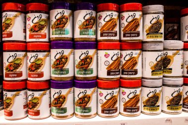 Tel Aviv, İsrail - 18 Nisan 2022 Taze sebze, meyve, zeytin, baharat, erzak, yiyecek ve içecekler Tel Aviv 'deki en ünlü pazarlardan Shuk HaCarmel' de satılıyor.