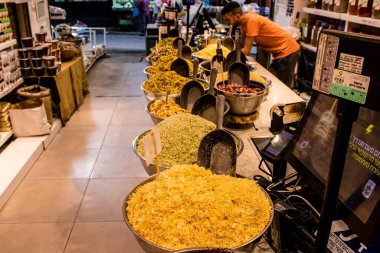 Tel Aviv, İsrail - 18 Nisan 2022 Taze sebze, meyve, zeytin, baharat, erzak, yiyecek ve içecekler Tel Aviv 'deki en ünlü pazarlardan Shuk HaCarmel' de satılıyor.