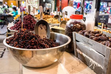 Tel Aviv, İsrail - 18 Nisan 2022 Taze sebze, meyve, zeytin, baharat, erzak, yiyecek ve içecekler Tel Aviv 'deki en ünlü pazarlardan Shuk HaCarmel' de satılıyor.