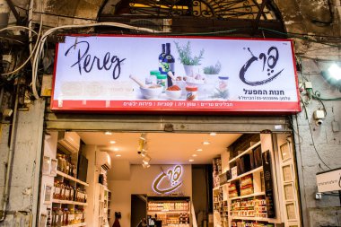 Tel Aviv, İsrail - 18 Nisan 2022 Taze sebze, meyve, zeytin, baharat, erzak, yiyecek ve içecekler Tel Aviv 'deki en ünlü pazarlardan Shuk HaCarmel' de satılıyor.