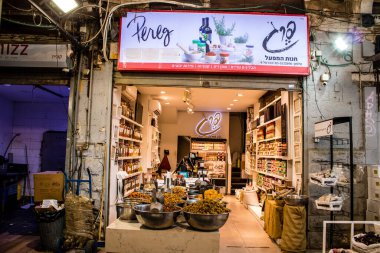 Tel Aviv, İsrail - 18 Nisan 2022 Taze sebze, meyve, zeytin, baharat, erzak, yiyecek ve içecekler Tel Aviv 'deki en ünlü pazarlardan Shuk HaCarmel' de satılıyor.