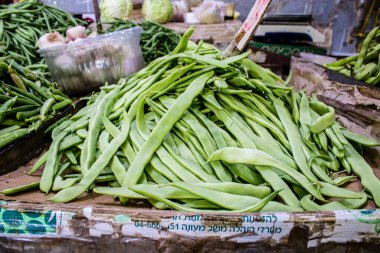 Tel Aviv, İsrail - 18 Nisan 2022 Taze sebze, meyve, zeytin, baharat, erzak, yiyecek ve içecekler Tel Aviv 'deki en ünlü pazarlardan Shuk HaCarmel' de satılıyor.