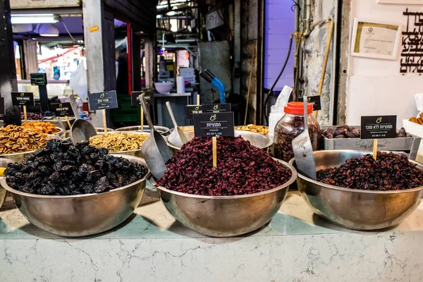 Tel Aviv, İsrail - 18 Nisan 2022 Taze sebze, meyve, zeytin, baharat, erzak, yiyecek ve içecekler Tel Aviv 'deki en ünlü pazarlardan Shuk HaCarmel' de satılıyor.