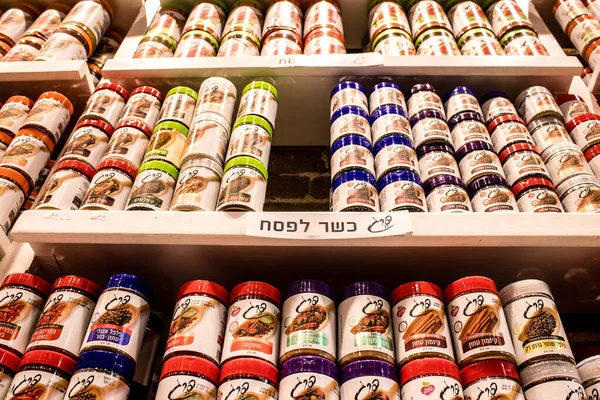 Tel Aviv, İsrail - 18 Nisan 2022 Taze sebze, meyve, zeytin, baharat, erzak, yiyecek ve içecekler Tel Aviv 'deki en ünlü pazarlardan Shuk HaCarmel' de satılıyor.