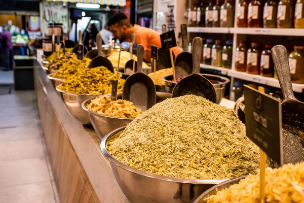 Tel Aviv, İsrail - 18 Nisan 2022 Taze sebze, meyve, zeytin, baharat, erzak, yiyecek ve içecekler Tel Aviv 'deki en ünlü pazarlardan Shuk HaCarmel' de satılıyor.