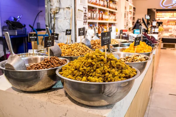 Tel Aviv, İsrail - 18 Nisan 2022 Taze sebze, meyve, zeytin, baharat, erzak, yiyecek ve içecekler Tel Aviv 'deki en ünlü pazarlardan Shuk HaCarmel' de satılıyor.