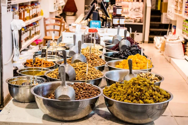 Tel Aviv, İsrail - 18 Nisan 2022 Taze sebze, meyve, zeytin, baharat, erzak, yiyecek ve içecekler Tel Aviv 'deki en ünlü pazarlardan Shuk HaCarmel' de satılıyor.