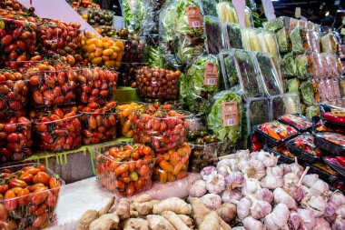 Tel Aviv, İsrail - 18 Nisan 2022 Taze sebze, meyve, zeytin, baharat, erzak, yiyecek ve içecekler Tel Aviv 'deki en ünlü pazarlardan Shuk HaCarmel' de satılıyor.