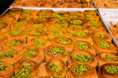 Tel Aviv, İsrail - 18 Nisan 2022 Taze sebze, meyve, zeytin, baharat, erzak, yiyecek ve içecekler Tel Aviv 'deki en ünlü pazarlardan Shuk HaCarmel' de satılıyor.