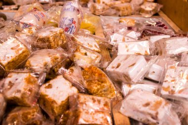 Tel Aviv, İsrail - 18 Nisan 2022 Taze sebze, meyve, zeytin, baharat, erzak, yiyecek ve içecekler Tel Aviv 'deki en ünlü pazarlardan Shuk HaCarmel' de satılıyor.