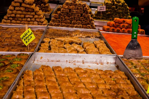 テルアビブ 2022年4月18日テルアビブで最も有名な活気あるカーメル市場で販売されている新鮮な野菜 オリーブ スパイス 食べ物や飲み物 — ストック写真