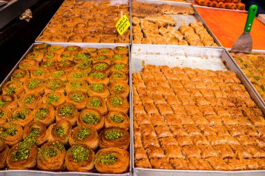 Tel Aviv, İsrail - 18 Nisan 2022 Taze sebze, meyve, zeytin, baharat, erzak, yiyecek ve içecekler Tel Aviv 'deki en ünlü pazarlardan Shuk HaCarmel' de satılıyor.