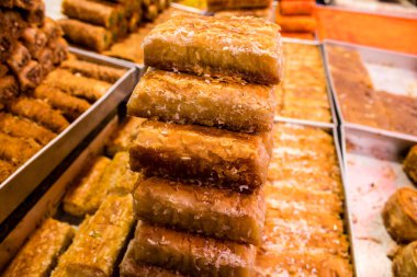 Tel Aviv, İsrail - 18 Nisan 2022 Taze sebze, meyve, zeytin, baharat, erzak, yiyecek ve içecekler Tel Aviv 'deki en ünlü pazarlardan Shuk HaCarmel' de satılıyor.