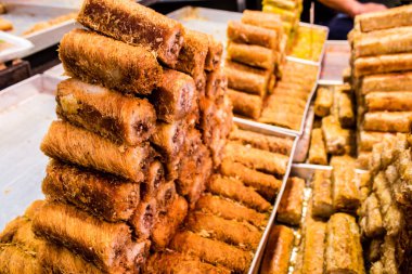 Tel Aviv, İsrail - 18 Nisan 2022 Taze sebze, meyve, zeytin, baharat, erzak, yiyecek ve içecekler Tel Aviv 'deki en ünlü pazarlardan Shuk HaCarmel' de satılıyor.