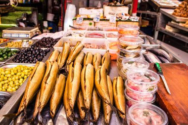 Tel Aviv, İsrail - 18 Nisan 2022 Taze sebze, meyve, zeytin, baharat, erzak, yiyecek ve içecekler Tel Aviv 'deki en ünlü pazarlardan Shuk HaCarmel' de satılıyor.