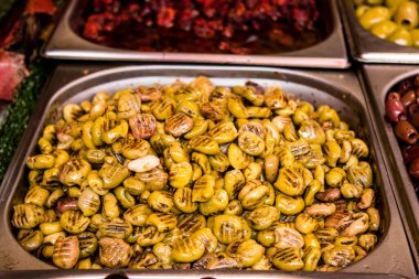 Tel Aviv, İsrail - 18 Nisan 2022 Taze sebze, meyve, zeytin, baharat, erzak, yiyecek ve içecekler Tel Aviv 'deki en ünlü pazarlardan Shuk HaCarmel' de satılıyor.