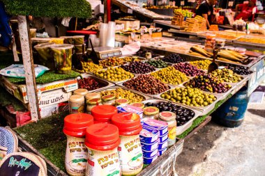Tel Aviv, İsrail - 18 Nisan 2022 Taze sebze, meyve, zeytin, baharat, erzak, yiyecek ve içecekler Tel Aviv 'deki en ünlü pazarlardan Shuk HaCarmel' de satılıyor.