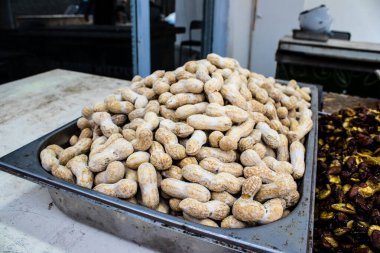 Tel Aviv, İsrail - 18 Nisan 2022 Taze sebze, meyve, zeytin, baharat, erzak, yiyecek ve içecekler Tel Aviv 'deki en ünlü pazarlardan Shuk HaCarmel' de satılıyor.