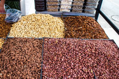 Tel Aviv, İsrail - 18 Nisan 2022 Taze sebze, meyve, zeytin, baharat, erzak, yiyecek ve içecekler Tel Aviv 'deki en ünlü pazarlardan Shuk HaCarmel' de satılıyor.