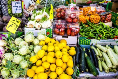 Tel Aviv, İsrail - 18 Nisan 2022 Taze sebze, meyve, zeytin, baharat, erzak, yiyecek ve içecekler Tel Aviv 'deki en ünlü pazarlardan Shuk HaCarmel' de satılıyor.