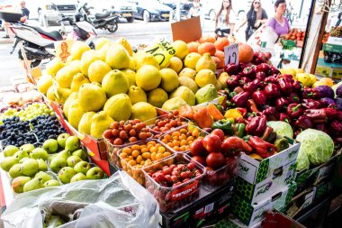 Tel Aviv, İsrail - 18 Nisan 2022 Taze sebze, meyve, zeytin, baharat, erzak, yiyecek ve içecekler Tel Aviv 'deki en ünlü pazarlardan Shuk HaCarmel' de satılıyor.