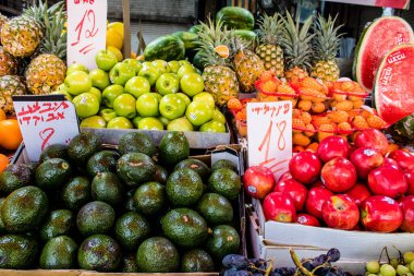 Tel Aviv, İsrail - 18 Nisan 2022 Taze sebze, meyve, zeytin, baharat, erzak, yiyecek ve içecekler Tel Aviv 'deki en ünlü pazarlardan Shuk HaCarmel' de satılıyor.