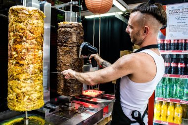 Tel Aviv, İsrail - 18 Nisan 2022 Taze sebze, meyve, zeytin, baharat, erzak, yiyecek ve içecekler Tel Aviv 'deki en ünlü pazarlardan Shuk HaCarmel' de satılıyor.
