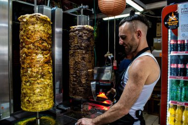 Tel Aviv, İsrail - 18 Nisan 2022 Taze sebze, meyve, zeytin, baharat, erzak, yiyecek ve içecekler Tel Aviv 'deki en ünlü pazarlardan Shuk HaCarmel' de satılıyor.