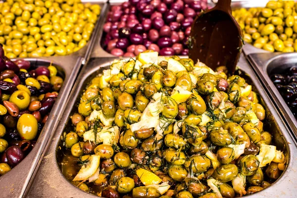 テルアビブ 2022年4月18日テルアビブで最も有名な活気あるカーメル市場で販売されている新鮮な野菜 オリーブ スパイス 食べ物や飲み物 — ストック写真