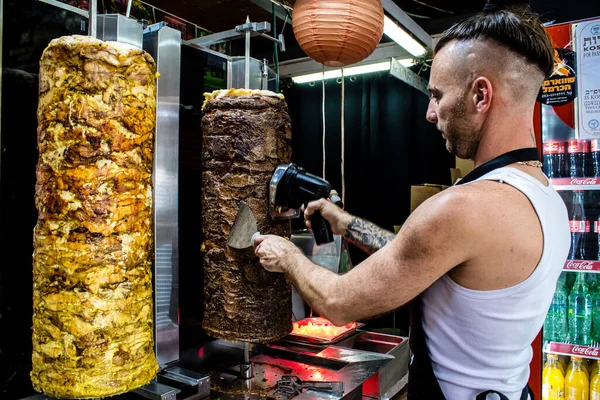 Tel Aviv, İsrail - 18 Nisan 2022 Taze sebze, meyve, zeytin, baharat, erzak, yiyecek ve içecekler Tel Aviv 'deki en ünlü pazarlardan Shuk HaCarmel' de satılıyor.