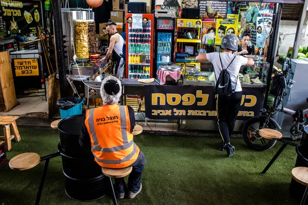 Tel Aviv, İsrail - 18 Nisan 2022 Taze sebze, meyve, zeytin, baharat, erzak, yiyecek ve içecekler Tel Aviv 'deki en ünlü pazarlardan Shuk HaCarmel' de satılıyor.