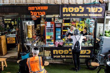 Tel Aviv, İsrail - 18 Nisan 2022 Taze sebze, meyve, zeytin, baharat, erzak, yiyecek ve içecekler Tel Aviv 'deki en ünlü pazarlardan Shuk HaCarmel' de satılıyor.