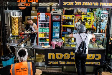 Tel Aviv, İsrail - 18 Nisan 2022 Taze sebze, meyve, zeytin, baharat, erzak, yiyecek ve içecekler Tel Aviv 'deki en ünlü pazarlardan Shuk HaCarmel' de satılıyor.