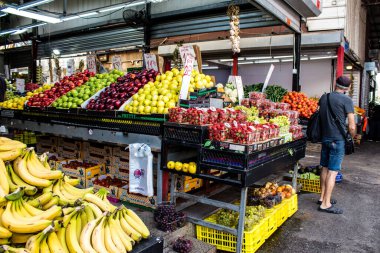 Tel Aviv, İsrail - 18 Nisan 2022 Taze sebze, meyve, zeytin, baharat, erzak, yiyecek ve içecekler Tel Aviv 'deki en ünlü pazarlardan Shuk HaCarmel' de satılıyor.