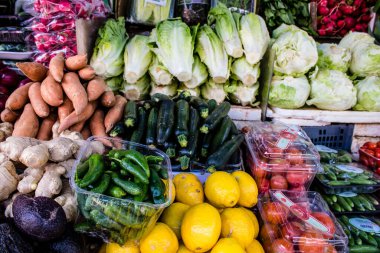 Tel Aviv, İsrail - 18 Nisan 2022 Taze sebze, meyve, zeytin, baharat, erzak, yiyecek ve içecekler Tel Aviv 'deki en ünlü pazarlardan Shuk HaCarmel' de satılıyor.