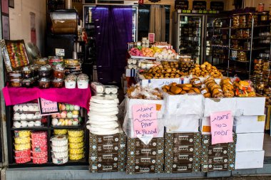Tel Aviv, İsrail - 18 Nisan 2022 Taze sebze, meyve, zeytin, baharat, erzak, yiyecek ve içecekler Tel Aviv 'deki en ünlü pazarlardan Shuk HaCarmel' de satılıyor.
