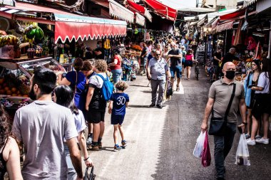 Tel Aviv, İsrail - 18 Nisan 2022 Taze sebze, meyve, zeytin, baharat, erzak, yiyecek ve içecekler Tel Aviv 'deki en ünlü pazarlardan Shuk HaCarmel' de satılıyor.