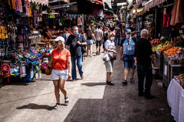 Tel Aviv, İsrail - 18 Nisan 2022 Taze sebze, meyve, zeytin, baharat, erzak, yiyecek ve içecekler Tel Aviv 'deki en ünlü pazarlardan Shuk HaCarmel' de satılıyor.