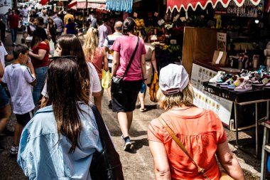 Tel Aviv, İsrail - 18 Nisan 2022 Taze sebze, meyve, zeytin, baharat, erzak, yiyecek ve içecekler Tel Aviv 'deki en ünlü pazarlardan Shuk HaCarmel' de satılıyor.
