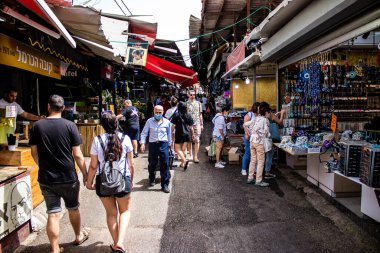 Tel Aviv, İsrail - 18 Nisan 2022 Taze sebze, meyve, zeytin, baharat, erzak, yiyecek ve içecekler Tel Aviv 'deki en ünlü pazarlardan Shuk HaCarmel' de satılıyor.