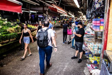 Tel Aviv, İsrail - 18 Nisan 2022 Taze sebze, meyve, zeytin, baharat, erzak, yiyecek ve içecekler Tel Aviv 'deki en ünlü pazarlardan Shuk HaCarmel' de satılıyor.