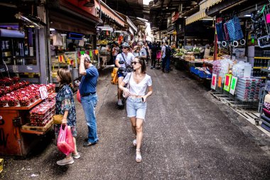Tel Aviv, İsrail - 18 Nisan 2022 Taze sebze, meyve, zeytin, baharat, erzak, yiyecek ve içecekler Tel Aviv 'deki en ünlü pazarlardan Shuk HaCarmel' de satılıyor.