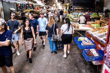 Tel Aviv, İsrail - 18 Nisan 2022 Taze sebze, meyve, zeytin, baharat, erzak, yiyecek ve içecekler Tel Aviv 'deki en ünlü pazarlardan Shuk HaCarmel' de satılıyor.