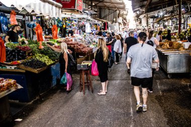 Tel Aviv, İsrail - 18 Nisan 2022 Taze sebze, meyve, zeytin, baharat, erzak, yiyecek ve içecekler Tel Aviv 'deki en ünlü pazarlardan Shuk HaCarmel' de satılıyor.