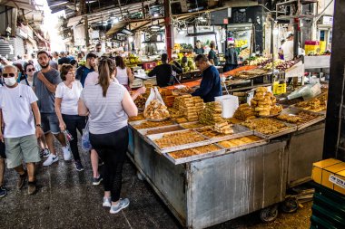 Tel Aviv, İsrail - 18 Nisan 2022 Taze sebze, meyve, zeytin, baharat, erzak, yiyecek ve içecekler Tel Aviv 'deki en ünlü pazarlardan Shuk HaCarmel' de satılıyor.