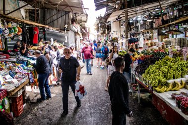 Tel Aviv, İsrail - 18 Nisan 2022 Taze sebze, meyve, zeytin, baharat, erzak, yiyecek ve içecekler Tel Aviv 'deki en ünlü pazarlardan Shuk HaCarmel' de satılıyor.