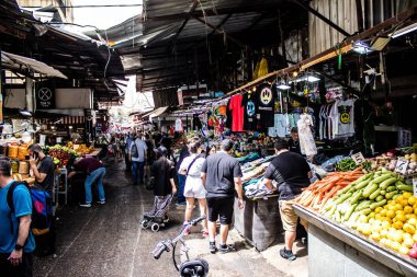 Tel Aviv, İsrail - 18 Nisan 2022 Taze sebze, meyve, zeytin, baharat, erzak, yiyecek ve içecekler Tel Aviv 'deki en ünlü pazarlardan Shuk HaCarmel' de satılıyor.