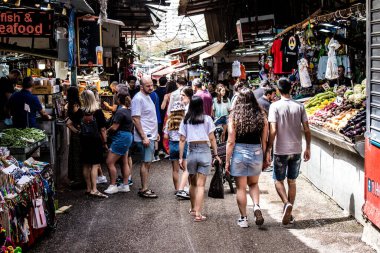Tel Aviv, İsrail - 18 Nisan 2022 Taze sebze, meyve, zeytin, baharat, erzak, yiyecek ve içecekler Tel Aviv 'deki en ünlü pazarlardan Shuk HaCarmel' de satılıyor.